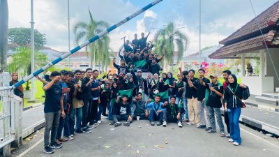 Puluhan massa aksi dari Himpunan Mahasiswa Islam Cabang Mataram menggelar aksi di halaman kantor Gubernur NTB, Jumat 17 April 2026. (Iba)