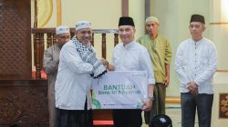 Bank NTB Syariah memberikan ribuan bantuan paket sembako kepada masyarakat NTB. (Iba)