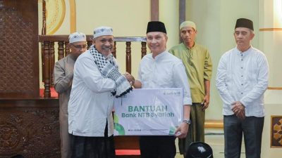 Bank NTB Syariah memberikan ribuan bantuan paket sembako kepada masyarakat NTB. (Iba)