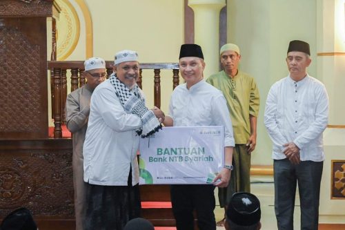 Bank NTB Syariah memberikan ribuan bantuan paket sembako kepada masyarakat NTB. (Iba)