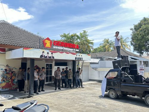 Aksi jilid II dari Pedang NTB di depan kantor Gerindra NTB, Selasa 7 April 2026. Aksi tersebut mendesak Gerindra NTB untuk memeriksa Bupati Dompu diduga skandal amoral. (Iba)