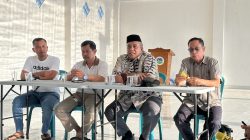 Ketua Umum Rukun Keluarga Bima Pulau Lombok (RKBL), Ketua Panitia Halal Bihalal Abdul Rauf bersama jajaran panitia mematangkan halal bihalal yang akan digelar pada, Minggu 19 April 2026 di auditorium UIN Mataram. (Iba)