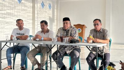 Ketua Umum Rukun Keluarga Bima Pulau Lombok (RKBL), Ketua Panitia Halal Bihalal Abdul Rauf bersama jajaran panitia mematangkan halal bihalal yang akan digelar pada, Minggu 19 April 2026 di auditorium UIN Mataram. (Iba)