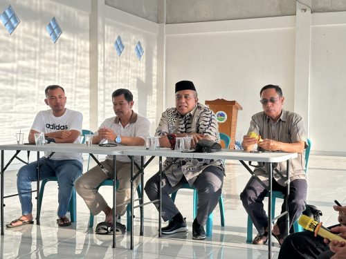 Ketua Umum Rukun Keluarga Bima Pulau Lombok (RKBL), Ketua Panitia Halal Bihalal Abdul Rauf bersama jajaran panitia mematangkan halal bihalal yang akan digelar pada, Minggu 19 April 2026 di auditorium UIN Mataram. (Iba)