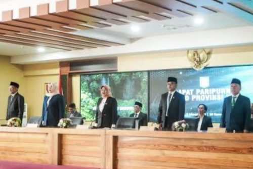 Wakil Gubernur dan Pimpinan DPRD NTB saat menggelar paripurna. (Iba)