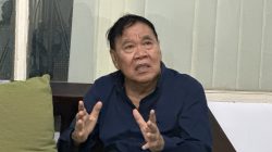 Konsultan Hukum DPRD NTB Prof Zainal Asikin saat menggelar konferensi pers di kantornya, Rabu 15 April 2026 di Mataram. (Iba)