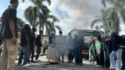 Api Protes Menyala di Jantung Pemprov NTB! HMI Ngamuk, Bakar Ban – Gugat Gubernur Iqbal