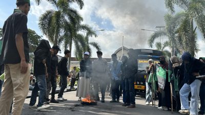 Puluhan massa aksi dari HMI MPO Cabang Mataram membakar ban bekas di halaman kantor Gubernur NTB, Jumat 17 April 2026 di Mataram. (Iba)