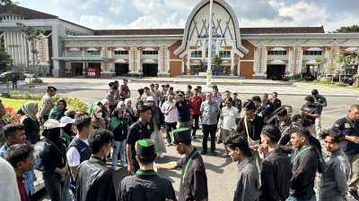 Puluhan massa aksi dari Himpunan Mahasiswa Islam Majelis Penyelamat Organisasi (HMI MPO) Cabang Mataram saat menggelar aksi di halaman kantor Gubernur NTB, Jumat 17 April 2026. (Iba)
