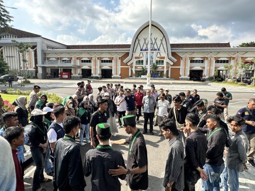 Puluhan massa aksi dari Himpunan Mahasiswa Islam Majelis Penyelamat Organisasi (HMI MPO) Cabang Mataram saat menggelar aksi di halaman kantor Gubernur NTB, Jumat 17 April 2026. (Iba)