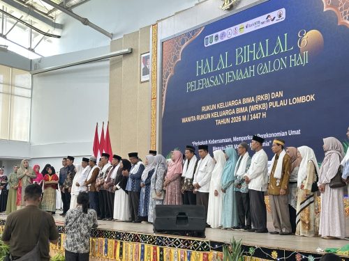 Pelepasan puluhan jemaah calon haji secara simbolis dilakukan oleh Wakil Gubernur NTB Indah Dhamayanti Putri. (iba)