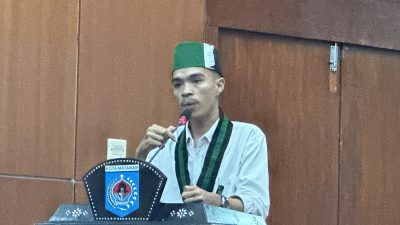 Ketua Umum HMI Cabang Mataram Hakim Bima Persada saat memberikan sambutan usai dilantik. (Iba)