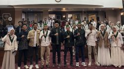 Ketua DPRD Kota Mataram Abdul Malik foto bersama Ketua Umum HMI Cabang Mataram Hakim Bima Persada, Perwakilan PB HMI Abdul Halik serta pengurus dan tamu undangan usai pelantikan pengurus HMI Cabang Mataram. (Iba)