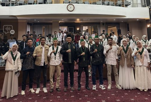 Ketua DPRD Kota Mataram Abdul Malik foto bersama Ketua Umum HMI Cabang Mataram Hakim Bima Persada, Perwakilan PB HMI Abdul Halik serta pengurus dan tamu undangan usai pelantikan pengurus HMI Cabang Mataram. (Iba)