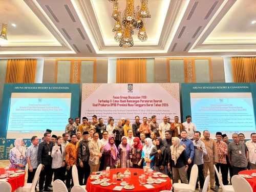 Pimpinan DPRD NTB dan sejumlah anggota serta pihak eksekutif membahas 3 buah Ranperda. (Iba)