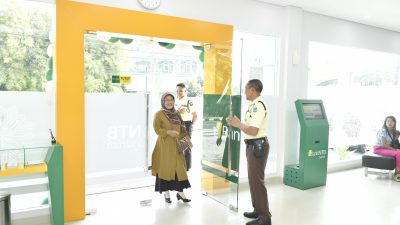 Pelayanan Bank NTB Syariah. (Iba)