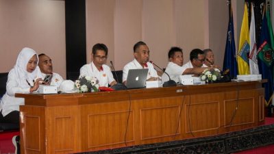 Ketua KONI NTB Mori Hanafi saat memimpin rapat Chef de Mission (CdM) Meeting Porprov NTB 2026 di Gedung Graha Bhakti Praja, Jumat (17/4). (Iba)