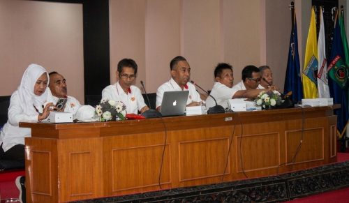 Ketua KONI NTB Mori Hanafi saat memimpin rapat Chef de Mission (CdM) Meeting Porprov NTB 2026 di Gedung Graha Bhakti Praja, Jumat (17/4). (Iba)