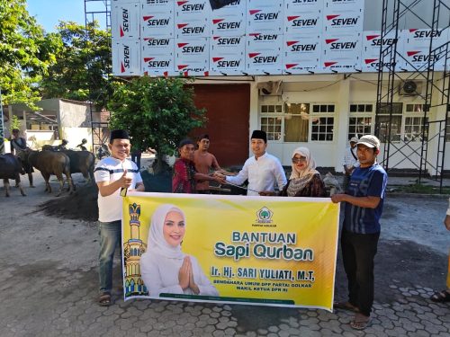 Pengurus DPD I Golkar NTB menerima sapi kurban untuk dibagikan kepada penerima manfaat. (Iba)
