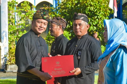 Memperingati Hari Pendidikan Nasional Tahun 2026, Pemerintah Provinsi Nusa Tenggara Barat menekankan kualitas pendidikan dalam akses belajar, kompetensi dan kesejahteraan guru. Sebagai apresiasi dan perhatian kepada guru berstatus Pegawai Pemerintah Perjanjian Kerja Paruh Waktu (PPPK - PW), Pemerintah Provinsi Nusa Tenggara Barat menyiapkan anggaran untuk penghasilan tambahan minimal sebesar Rp 500 ribu bagi 1.759 guru mulai September mendatang.