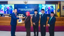 DPRD Provinsi Nusa Tenggara Barat (NTB) menyampaikan rekomendasi terhadap Laporan Keterangan Pertanggungjawaban (LKPJ) Kepala Daerah Tahun 2025 dalam Rapat Paripurna yang digelar di Ruang Rapat Utama Kantor Gubernur NTB, Selasa (22/4/2026). Rekomendasi tersebut menjadi catatan strategis untuk meningkatkan kinerja dan akuntabilitas Pemerintah Provinsi NTB ke depan. (Iba)
