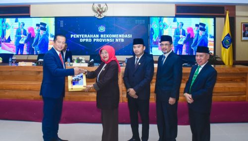 DPRD Provinsi Nusa Tenggara Barat (NTB) menyampaikan rekomendasi terhadap Laporan Keterangan Pertanggungjawaban (LKPJ) Kepala Daerah Tahun 2025 dalam Rapat Paripurna yang digelar di Ruang Rapat Utama Kantor Gubernur NTB, Selasa (22/4/2026). Rekomendasi tersebut menjadi catatan strategis untuk meningkatkan kinerja dan akuntabilitas Pemerintah Provinsi NTB ke depan. (Iba)
