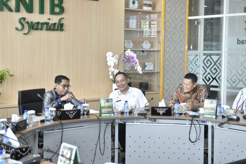 Anggota Komisi III DPRD Provinsi Nusa Tenggara Barat Sambirang Ahmadi menyampaikan apresiasi terhadap kinerja Bank NTB Syariah dalam Laporan Keterangan Pertanggungjawaban (LKPJ) Tahun 2025 yang dinilai masih menunjukkan fondasi kuat di tengah berbagai tantangan. (Iba)