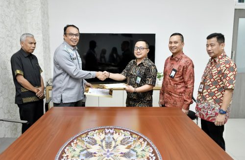 PT Bank NTB Syariah kembali memperkuat komitmennya dalam mendukung digitalisasi layanan keuangan daerah melalui penandatanganan Adendum Perjanjian Kerja Sama dengan Pemerintah Kabupaten Lombok Tengah. (Iba)