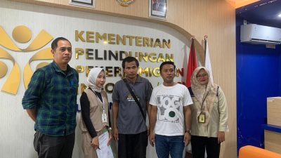 Esan (tengah memakai tas baju hitam) didampingi keluarga dan BP3MI saat sampai di Bandara Internasional Lombok. (Iba)