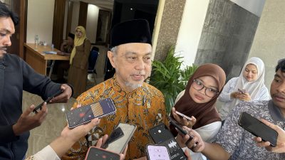 Wakil ketua DPD RI Tamsil Linrung menggelar konferensi pers di kantor Gubernur NTB saat kunjunga kerja di NTB, Senin 25 Mei 2026. (Iba)