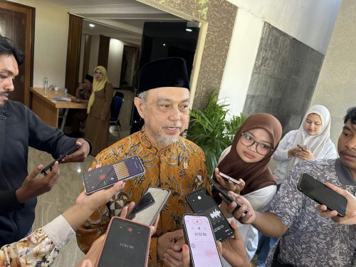 Wakil ketua DPD RI Tamsil Linrung menggelar konferensi pers di kantor Gubernur NTB saat kunjunga kerja di NTB, Senin 25 Mei 2026. (Iba)