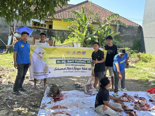 Ketua Umum RKBPL Muhammad Irwan bersama para mahasiswa bima saat melakukan pemotongan hewan kurban dari Wakil Ketua DPR RI Sari Yuliati dan Wakil Gubernur NTB Indah Dhamayanti Putri. (Iba)