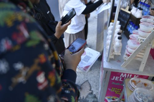 Bank NTB Syariah terus memperkuat transformasi layanan digital dengan mencatatkan keberhasilan implementasi QRIS Cross Border, yang memungkinkan transaksi lintas negara berjalan dengan lancar. (Iba)