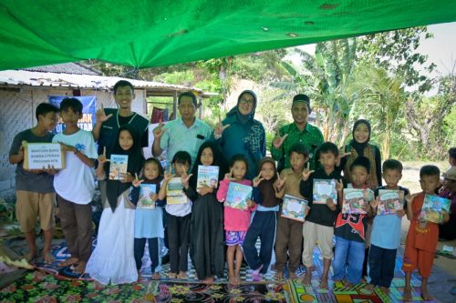 Memperingati Hari Pendidikan Nasional (Hardiknas), Bunda Literasi NTB Sinta M. Iqbal bersama organisasi Tastura Mengajar menyapa anak-anak di wilayah pelosok selatan Kabupaten Lombok Tengah. (Iba)