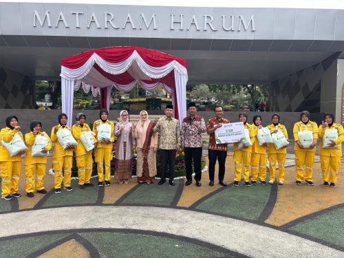 Dalam rangka memperingati Hari Kartini, PT Bank NTB Syariah bersama Gabungan Organisasi Wanita (GOW) Kota Mataram turut ambil bagian dalam rangkaian kegiatan peringatan yang dilaksanakan di Kota Mataram sebagai bentuk dukungan terhadap penguatan peran perempuan dalam pembangunan daerah. (Iba)