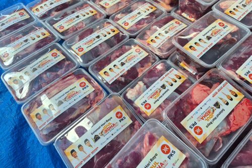 Ribuan paket daging kurban PKS NTB untuk dibagikan ke penerima manfaat. (Iba)