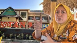 Kepala SMA Negeri 9 Mataram Nengah Istiqomah berlatar gedung sekolahnya. (Iba)