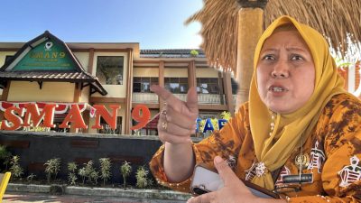 Kepala SMA Negeri 9 Mataram Nengah Istiqomah berlatar gedung sekolahnya. (Iba)