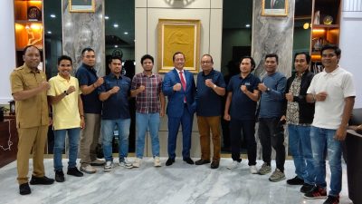 Gubernur NTB Lalu Muhamad Iqbal bersama Ketua AMSI Farhan Bahanan berserta pengurus di kantor Gubernur NTB. (Iba)