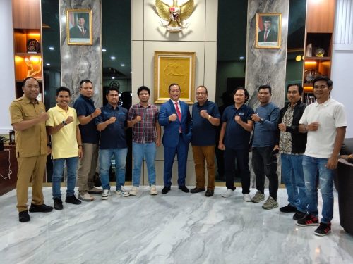 Gubernur NTB Lalu Muhamad Iqbal bersama Ketua AMSI Farhan Bahanan berserta pengurus di kantor Gubernur NTB. (Iba)