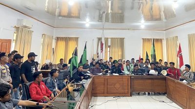 Ratusan massa aksi menduduki kantor DPRD Kabupaten Bima. (Iba)