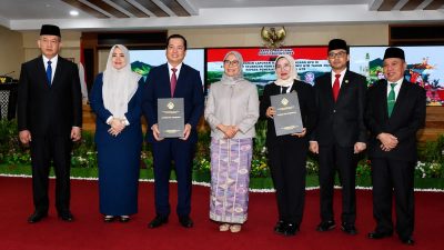 Gubernur Lalu Muhamad Iqbal bersama Ketua BPK RI Isma Yatun didampingi Wakil Gubernur Indah Dhamayanti Putri serta Ketua DPRD NTB Baiq Isvie Rupaeda. (Iba)