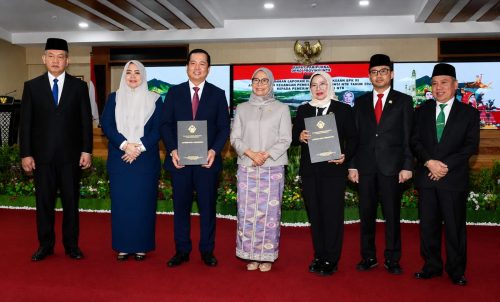 Gubernur Lalu Muhamad Iqbal bersama Ketua BPK RI Isma Yatun didampingi Wakil Gubernur Indah Dhamayanti Putri serta Ketua DPRD NTB Baiq Isvie Rupaeda. (Iba)
