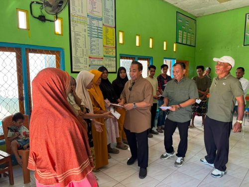 Anggota DPR RI Mori Hanafi memberikan bantuan kepada 15 warga Desa Lido korban kebakaran beberapa waktu lalu. (Iba)