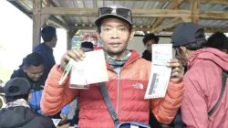 Seorang ojek wisata gunung Rinjani memperlihatkan payment secara daring melalui Qris dari Bank NTB Syariah. (Iba)