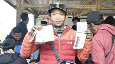 Seorang ojek wisata gunung Rinjani memperlihatkan payment secara daring melalui Qris dari Bank NTB Syariah. (Iba)