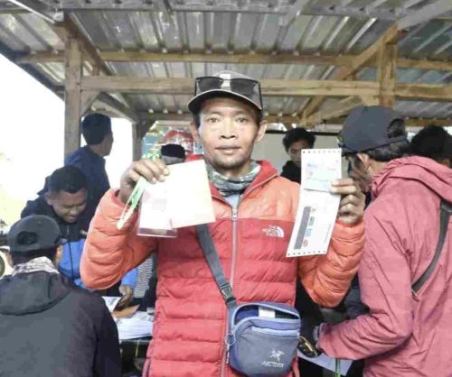 Seorang ojek wisata gunung Rinjani memperlihatkan payment secara daring melalui Qris dari Bank NTB Syariah. (Iba)