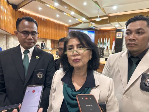 Ketua Umum PP PORDASI Berkuda Memanah Triwatty Marciano didampingi Ketua Pordasi NTB Syamsuddin Magenda usai melantik pengurus Pordasi Berkuda Memanah NTB. (Iba)