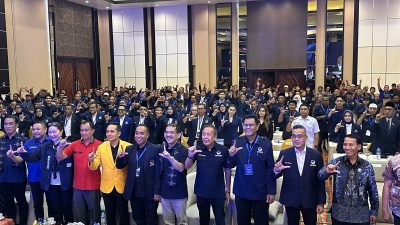 Wakil Ketua Umum DPP Partai NasDem Saan Mustopa bersama Ketua DPW NasDem NTB Mori Hanafi dan sejumlah fungsionaris DPP foto bersama usai pembukaan Rakerwil DPW NasDem NTB, Junat 26 Juni 2026 di Hotel Golden Palace Mataram. (Iba)