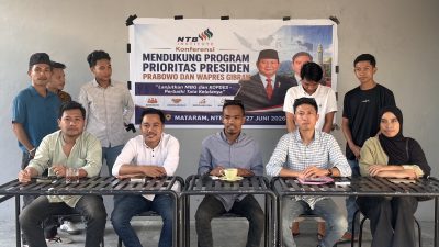 Direktur NTB Institute Gunawan Albima bersama apara aktivis mahasiwa menggelar konferensi pers mendukung keberlanjutan MBG dan Kopdes Merah Putih, Sabtu 27 Juni 2026 di Mataram.